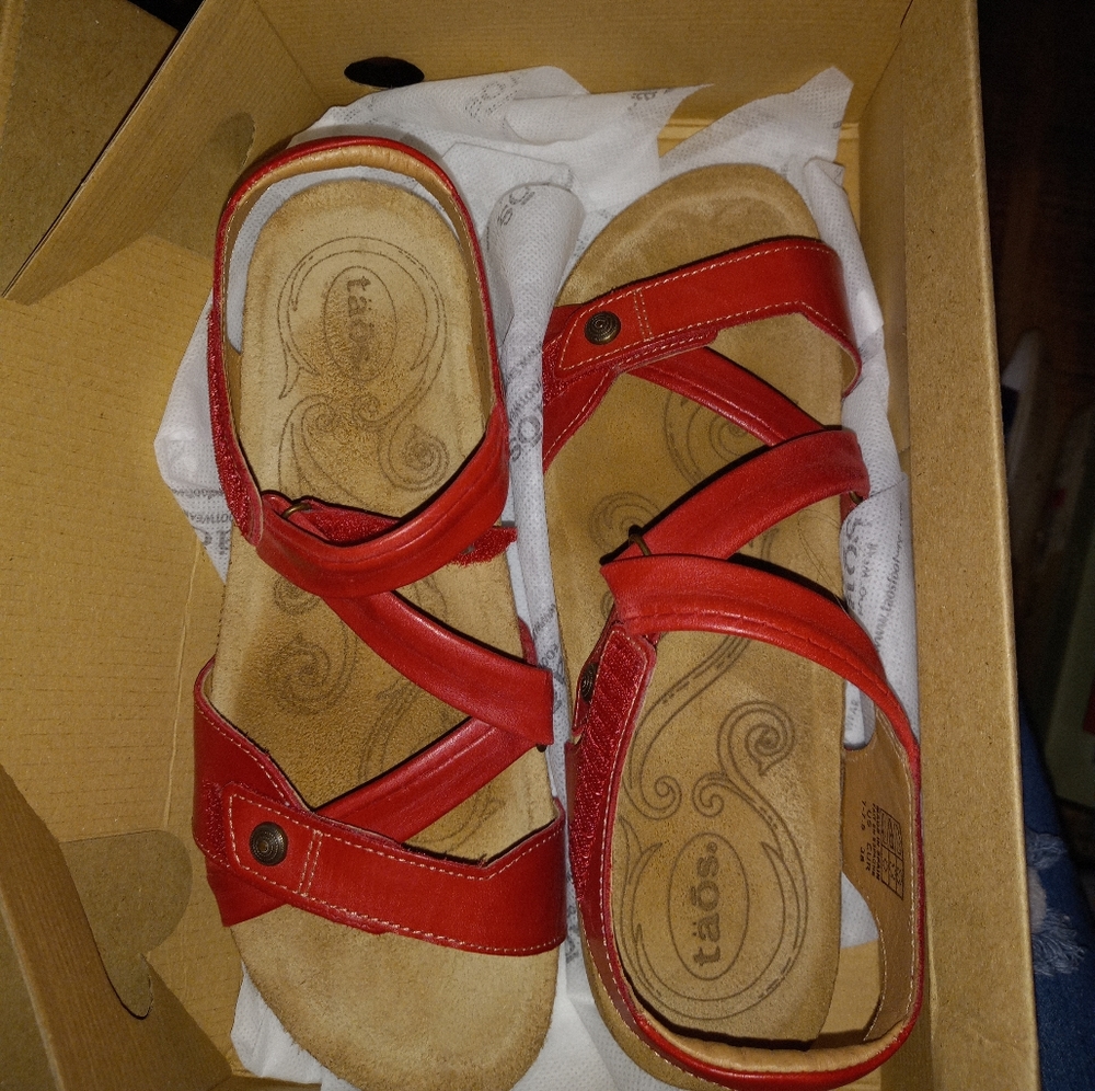 Womens sandles Red size 7- 7 1/2
